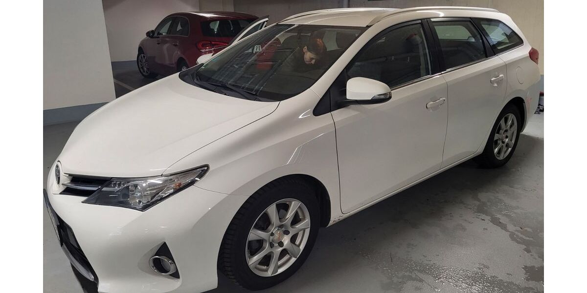 Toyota Auris Touring Sports 136.000 km 8.000 &euro; Bochum 44789